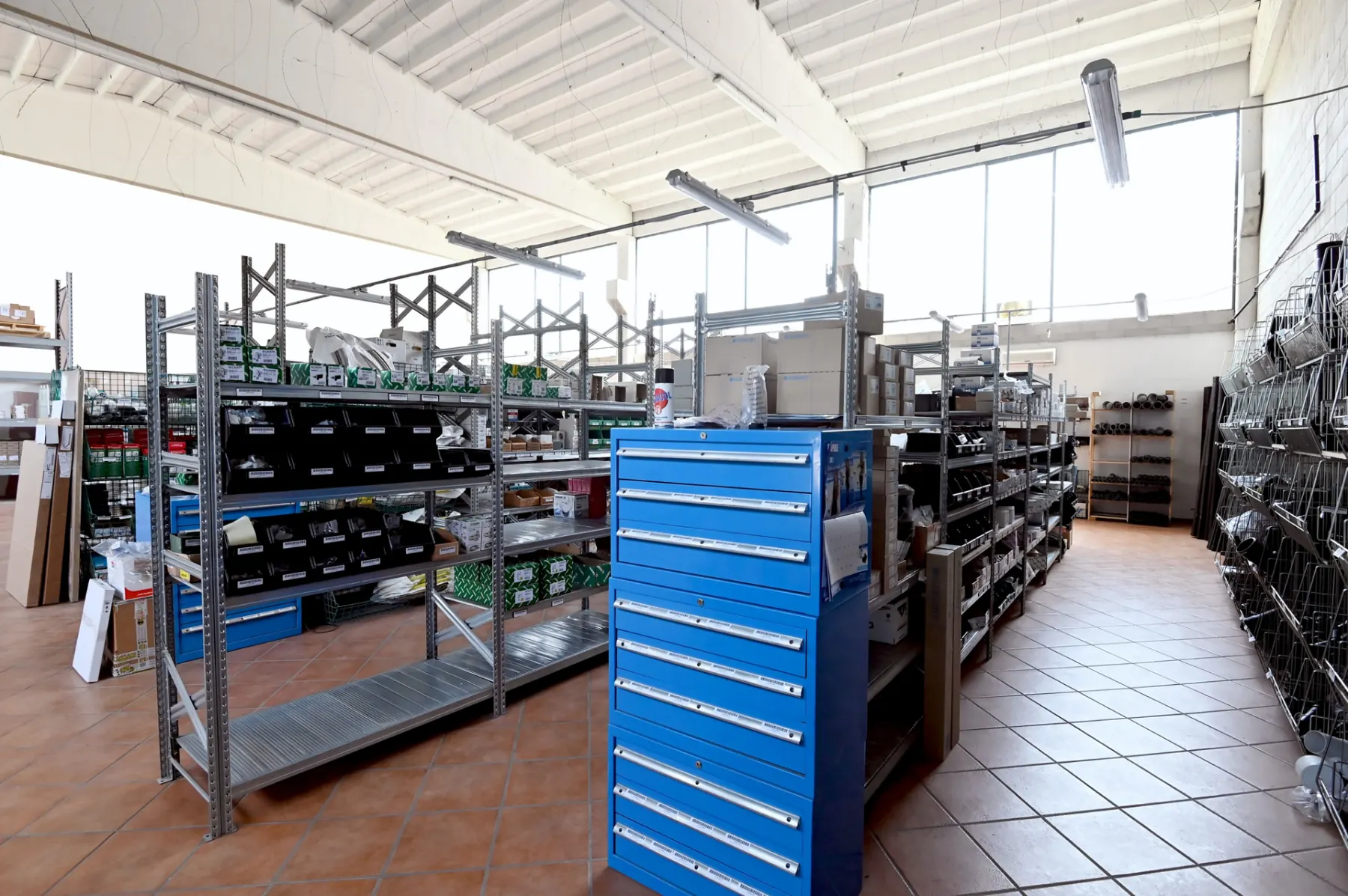 Corsia del magazzino con scaffali e cassettiere