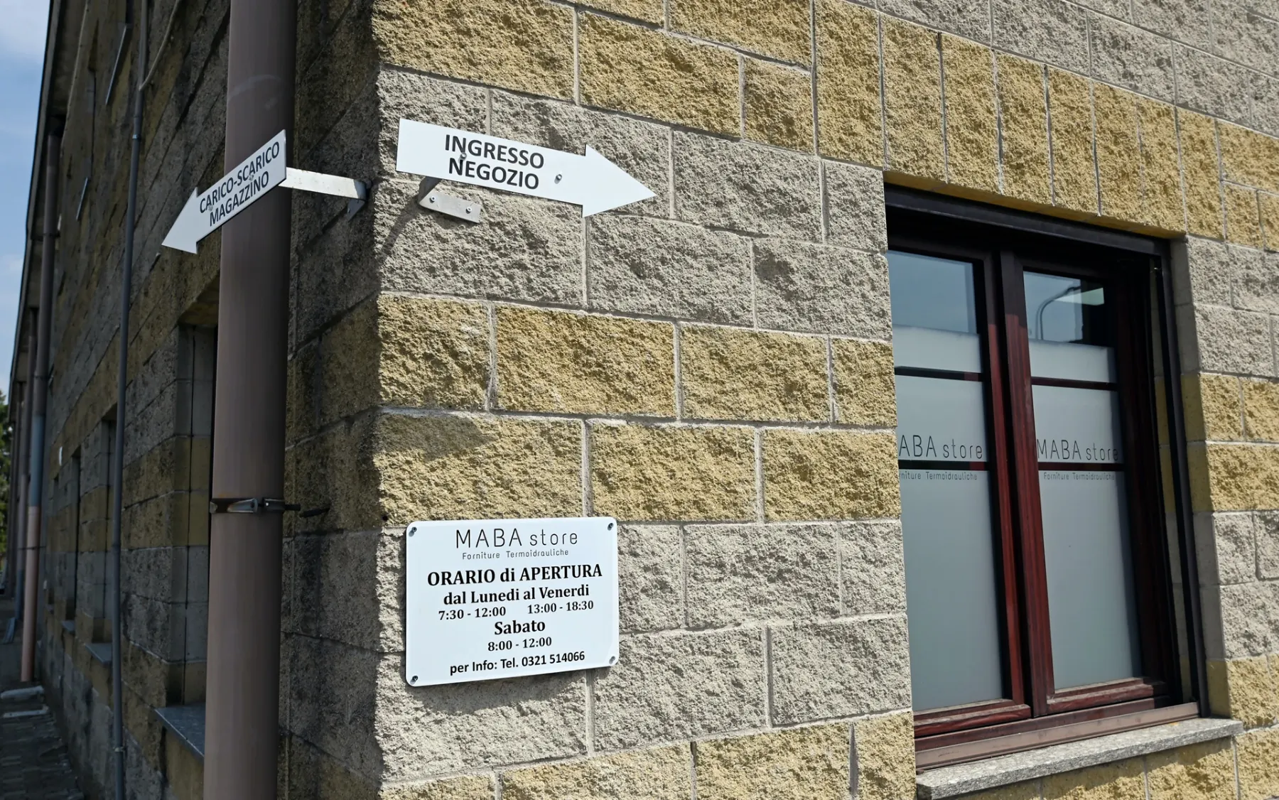 L'ingresso del negozio con gli orari di apertura