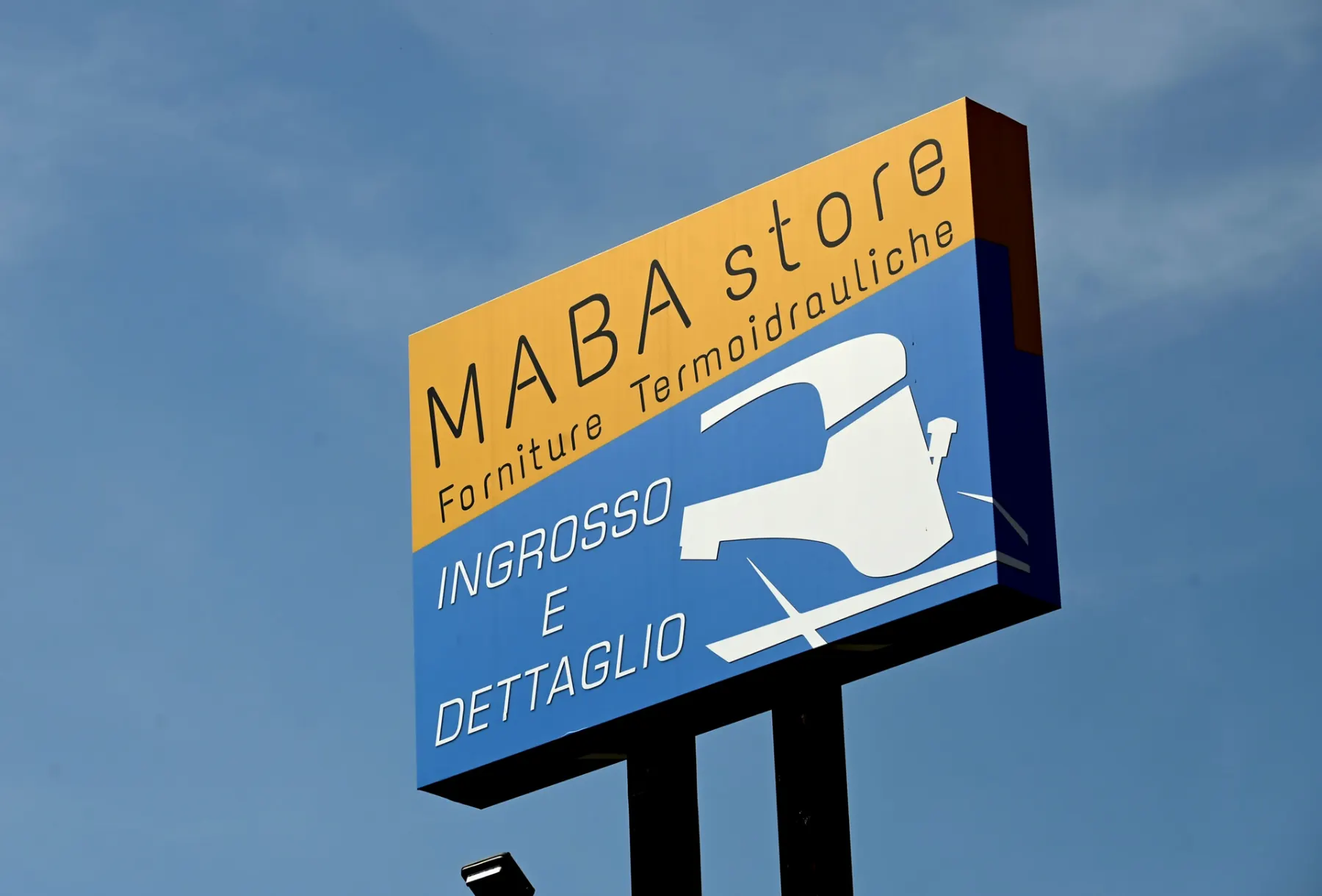 L'insegna di Maba Store
