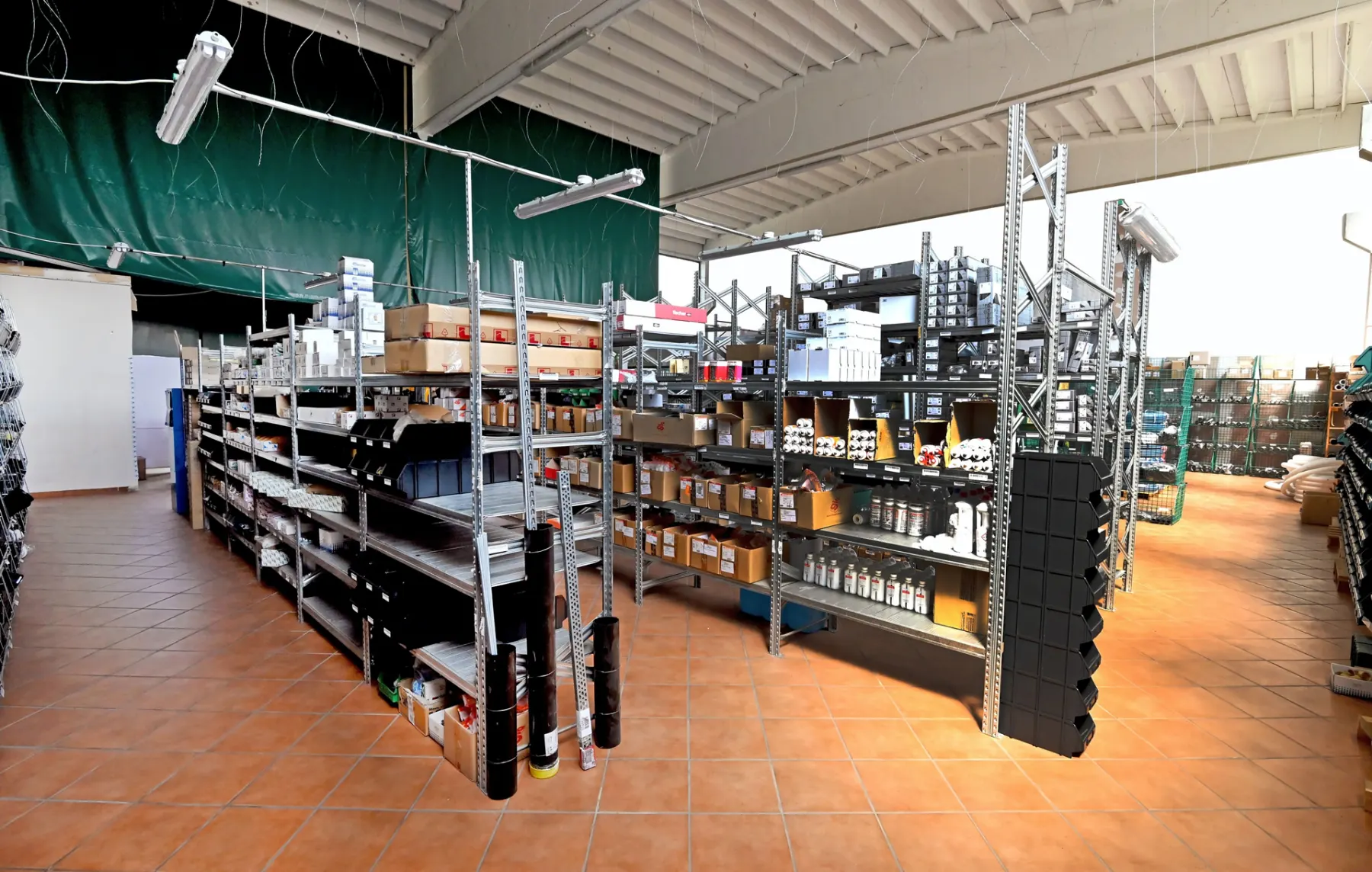 Le scaffalature del magazzino Maba Store